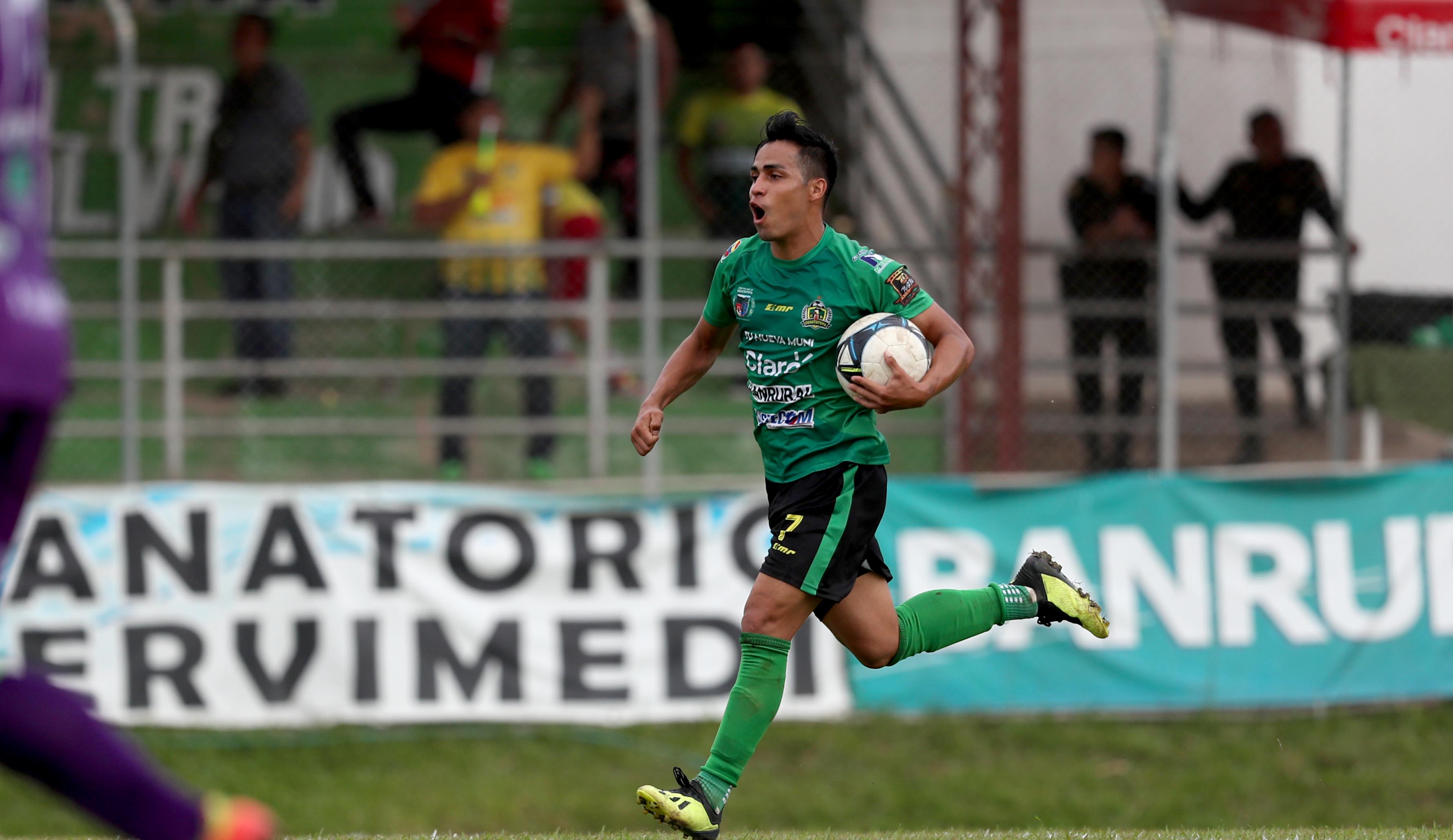 Luis Martínez celebra después de anotar el gol del descuento de Guastatoya contra Antigua GFC. (Foto Prensa Libre: Francisco Sánchez)