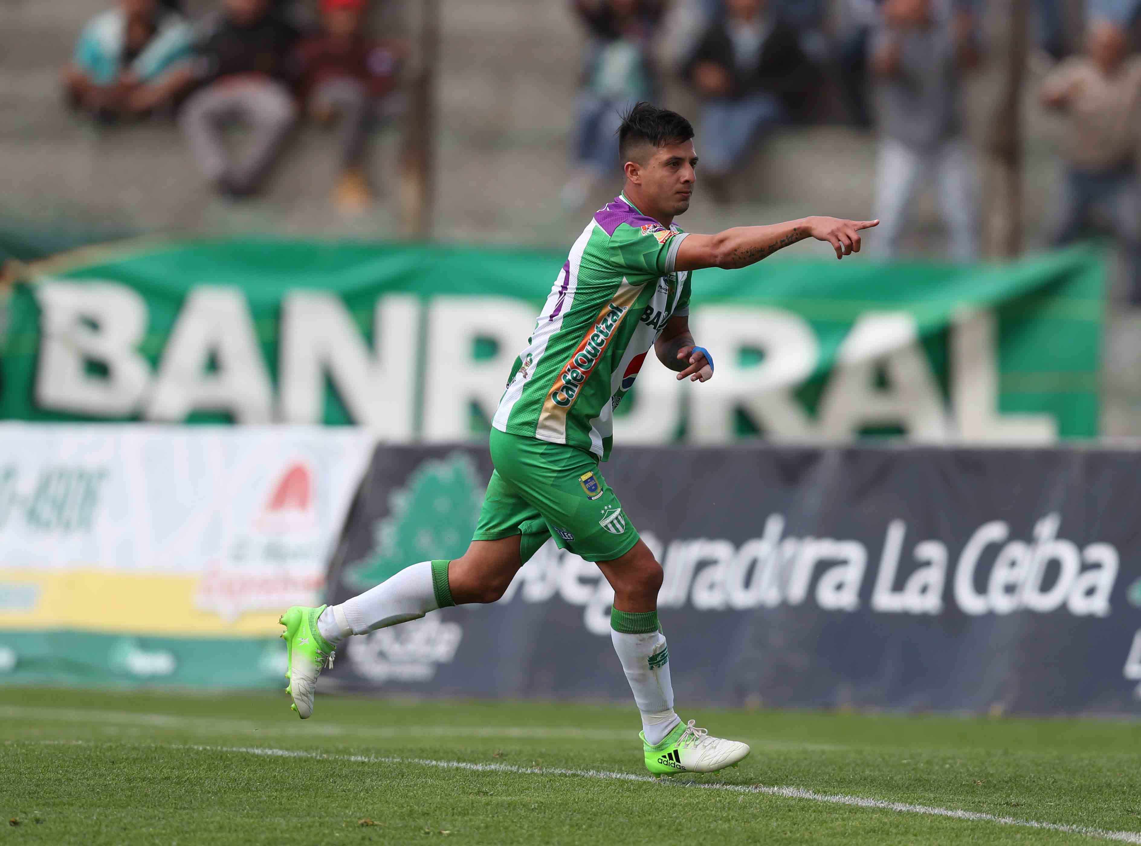 Alejandro Díaz celebra el gol de la victoria de Antigua GFC contra Deportivo Petapa. (Foto Prensa Libre: Carlos Vicente)