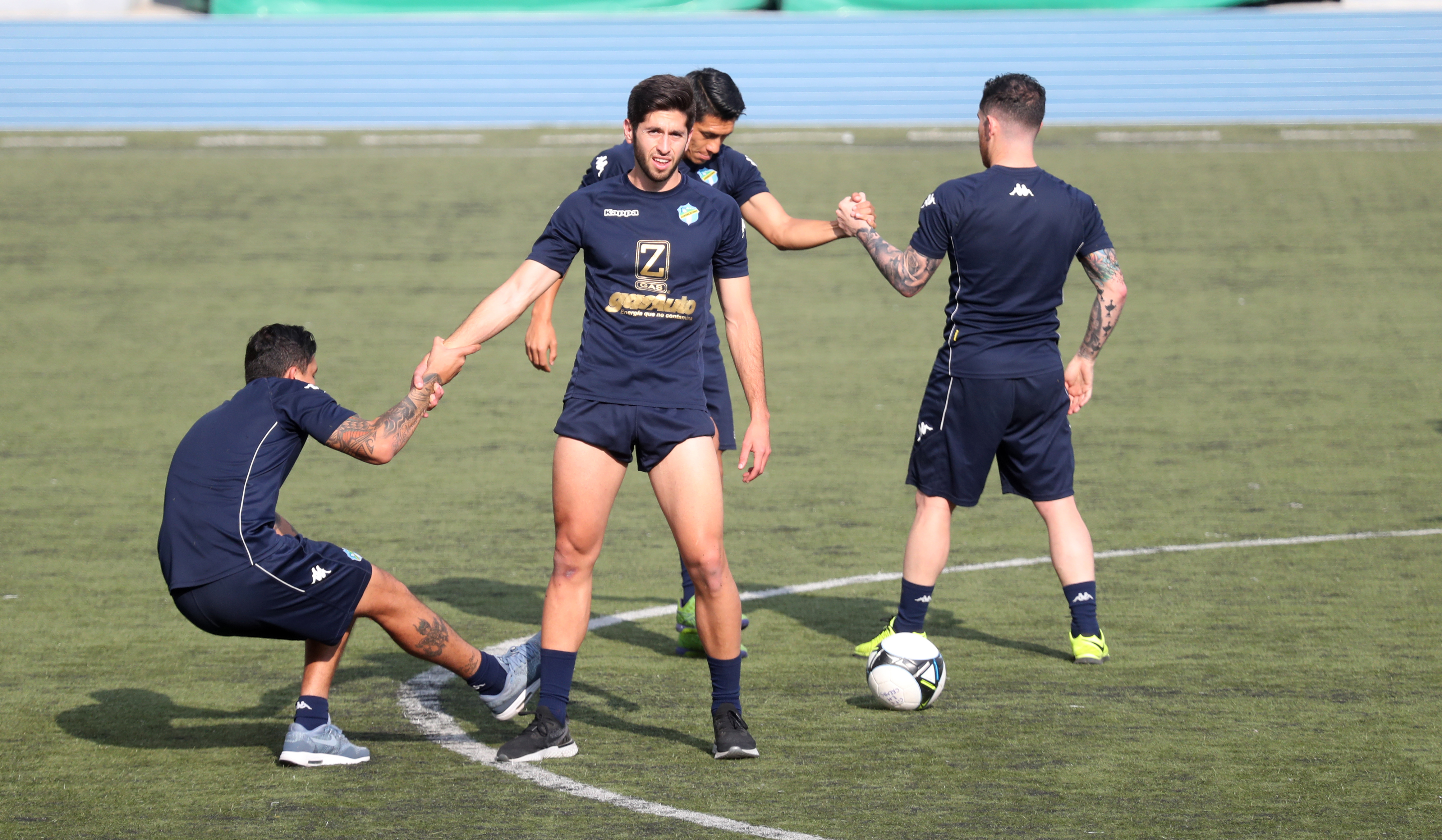 Nicolás Samayoa (centro), realiza un entrenamiento con los cremas. El equipo se prepara para recibir a Sanarate en el Doroteo Guamuch. (Foto Prensa Libre: Francisco Sánchez).