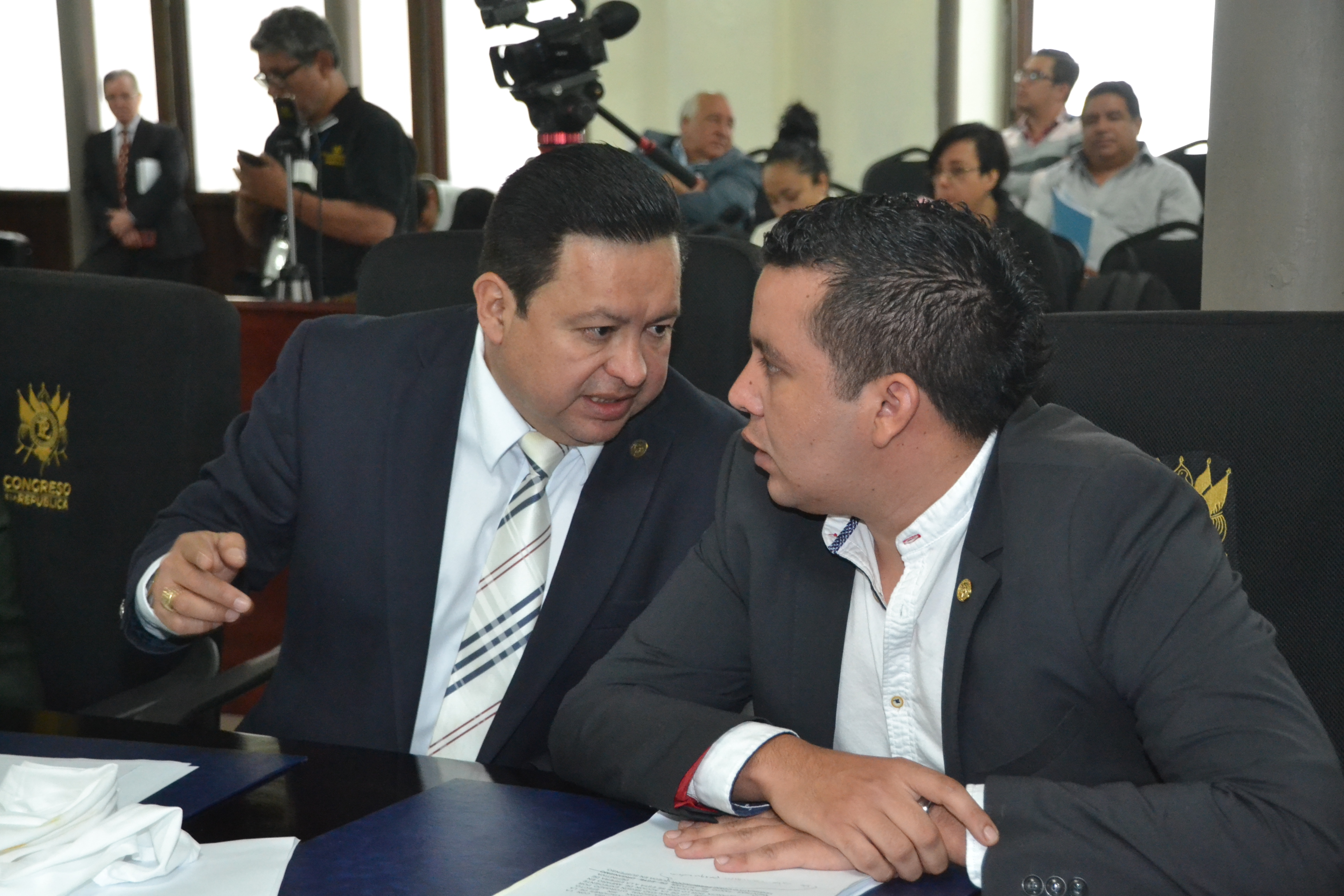 José Hernández Salguero —derecha—, presidente de la comisión pesquisidora, conversa con Raúl Romero, integrante de esa instancia. (Foto Prensa Libre: José Castro)