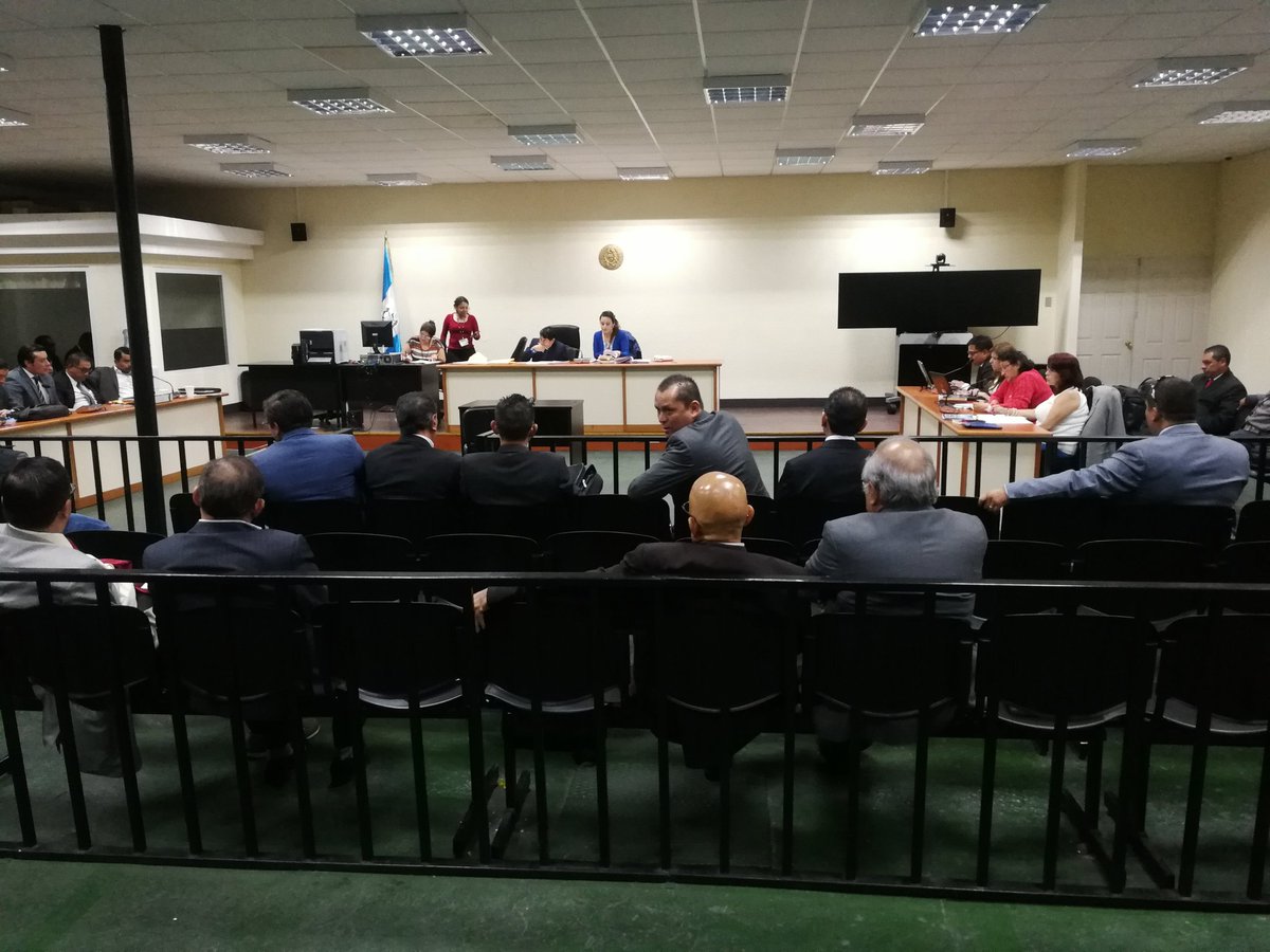 En la "megasala" se intentó discutir la audiencia contra 21 sindicados del desvío de fondos del Transurbano para las campañas de Manuel Baldizón. (Foto Prensa Libre: Carlos Hernández)
