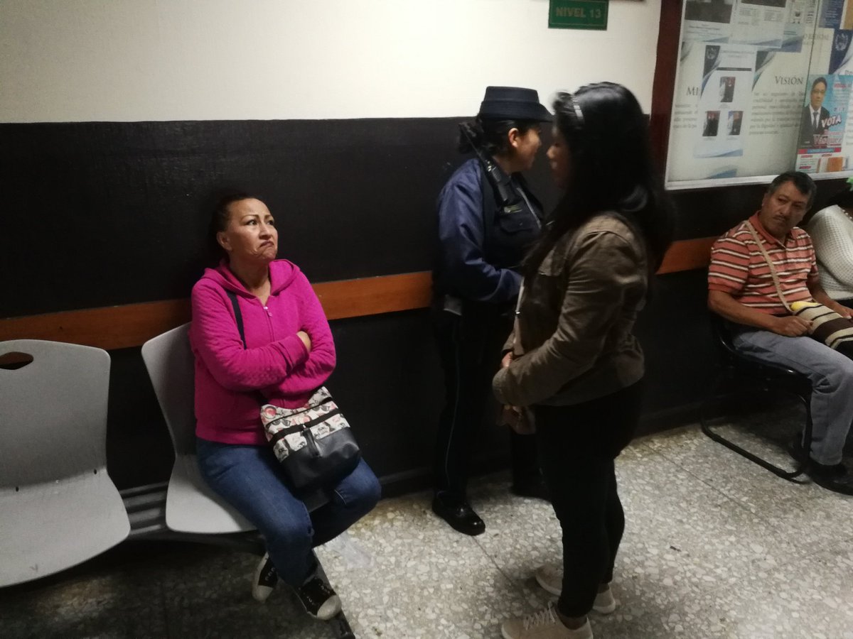 Ana Hernández y su nuera Cindy Cruz fueron expulsadas de un debate por "comunicarse con señas" con un acusado. (Foto Prensa Libre: Kenneth Monzón)