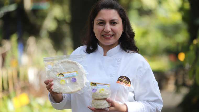 Mónica Eugenia Pérez Urizar es creadora y fundadora de Alimentos Moca Sin Gluten, taller de panadería y repostería especializado en productos libres de lácteos y gluten. (Foto Prensa Libre: Érick Ávila)