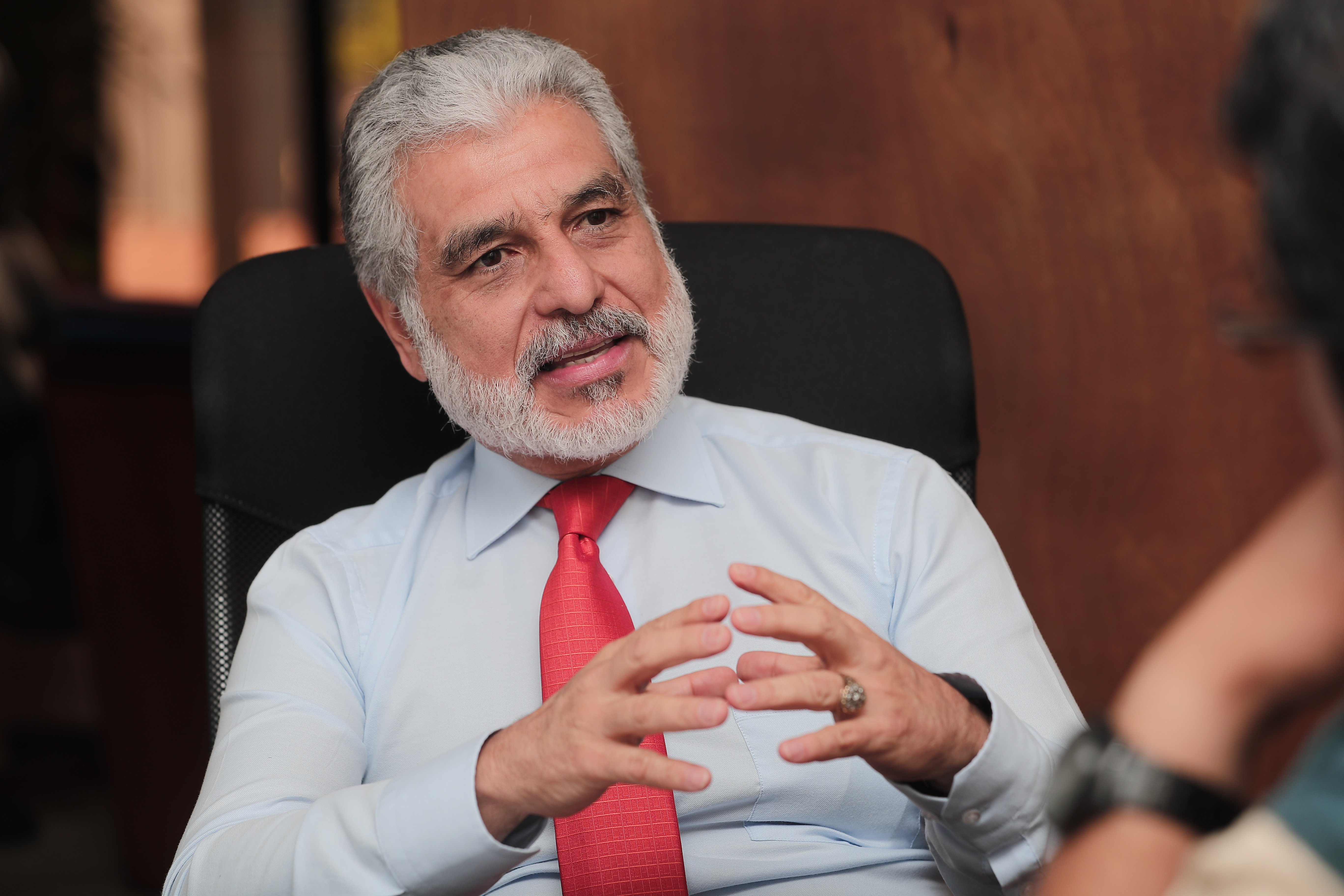 Carlos Contreras presidente de la junta directiva del IGSS, informó que el plan maestro de inversión es de Q3 mil millones. (Foto Prensa Libre: Juan Diego González)