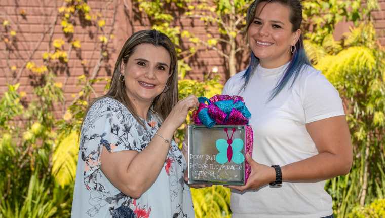 Gabriela y Wendy Padilla son socias y fundadoras de la empresa dedicada a la decoración con blocs de vidrio iluminados y personalizados, Wonderland Decoración. (Foto Prensa Libre: Juan Diego González)