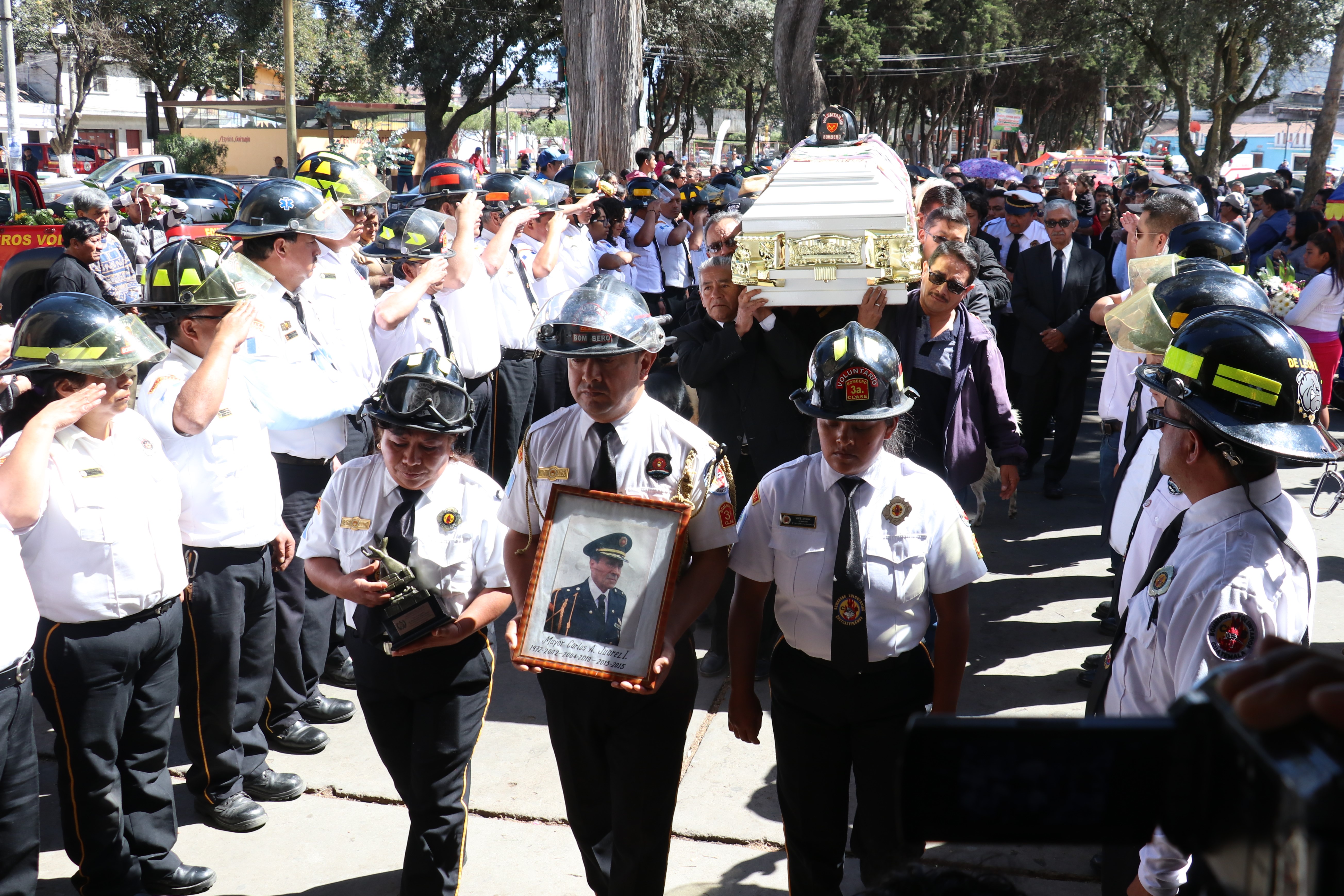 Socorristas cargan en hombros el féretro con los restos del mayor de los Bomberos Voluntarios, Carlos Juárez Izquierdo. (Foto Prensa Libre: Raúl Juárez)