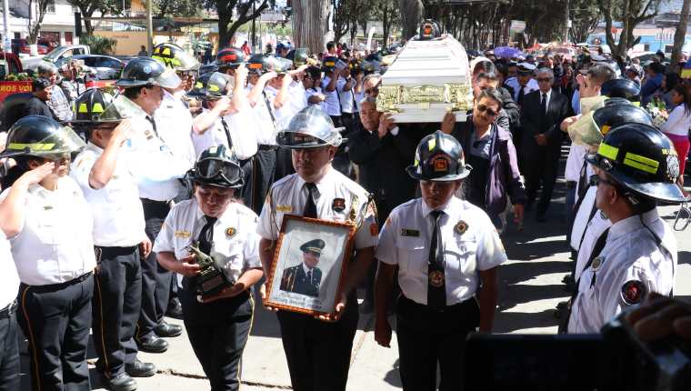 Socorristas cargan en hombros el féretro con los restos del mayor de los Bomberos Voluntarios, Carlos Juárez Izquierdo. (Foto Prensa Libre: Raúl Juárez)