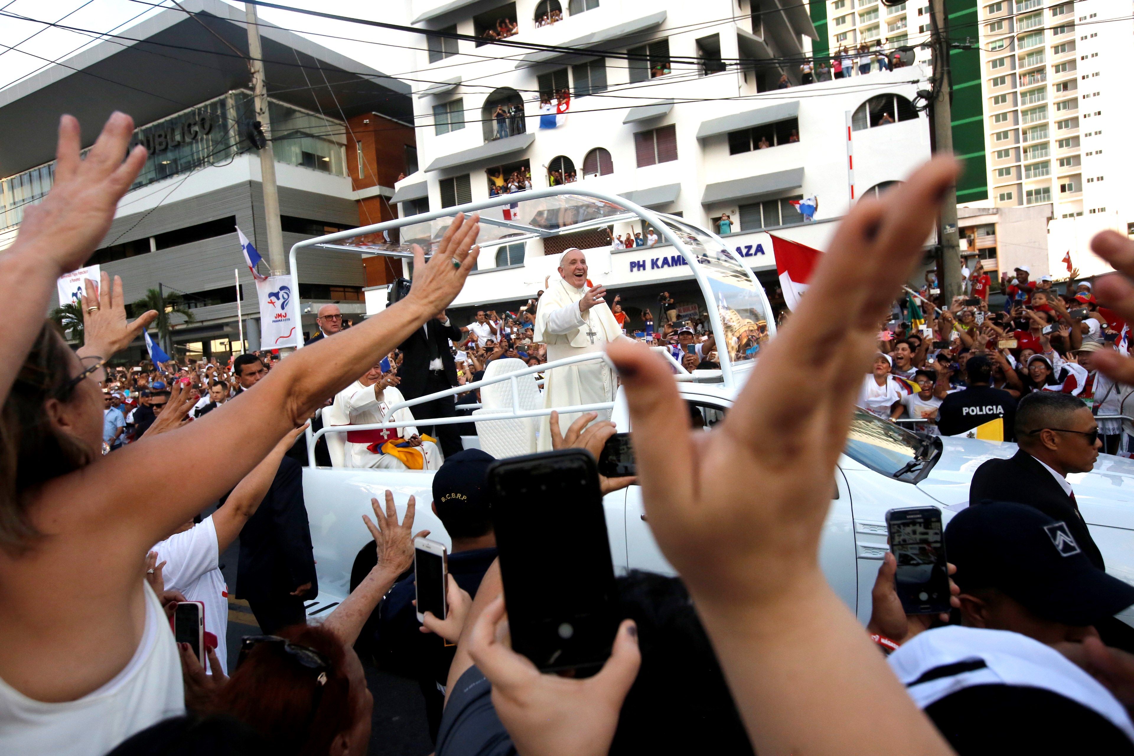  El papa Francisco saluda desde el papamóvil mientras recorre las calles hacia la Basílica Don Bosco este miércoles, en Ciudad de Panamá. (Foto Prensa Libre: EFE)