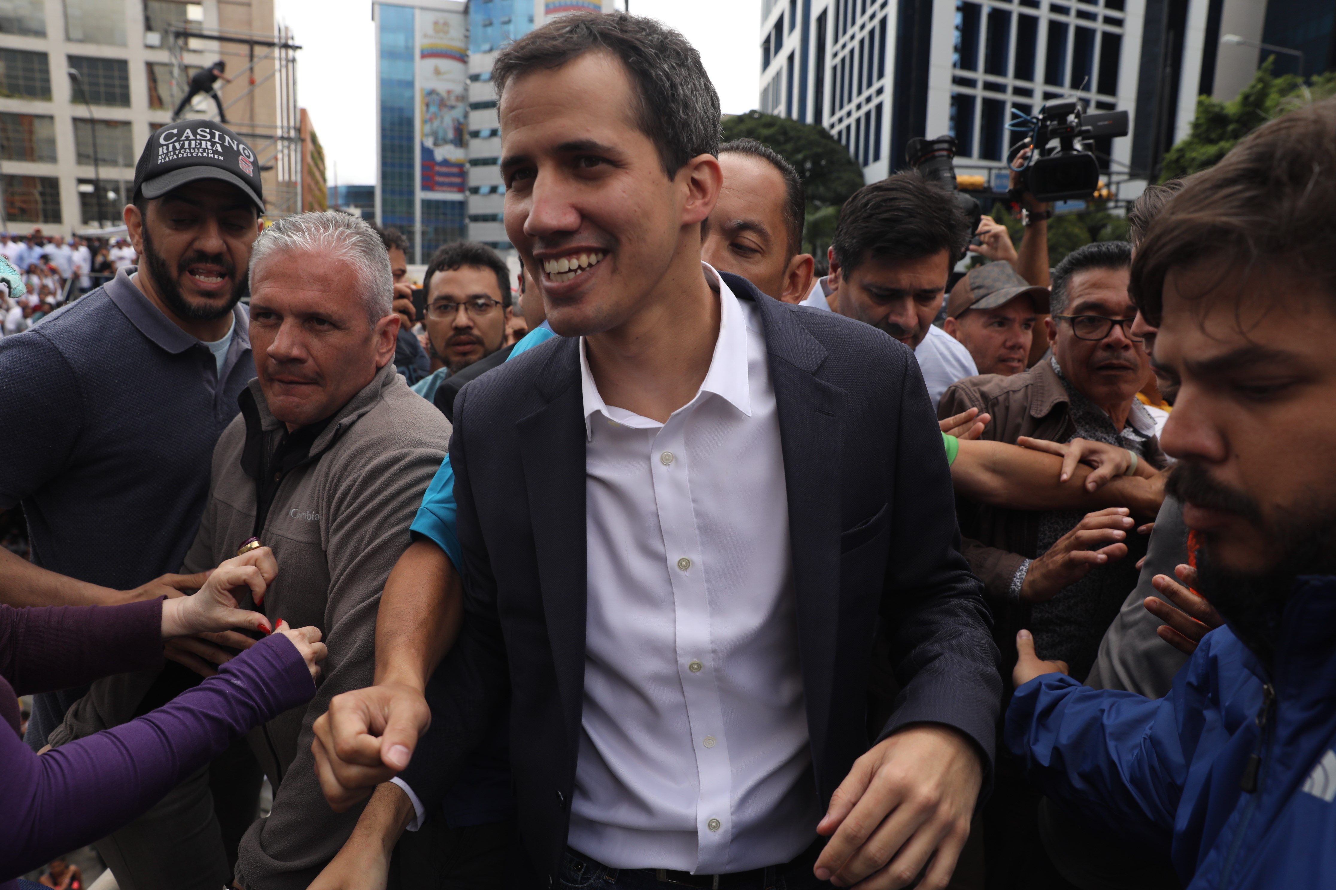 El jefe del Parlamento de Venezuela, Juan Guaido, se auto proclama presidente de ese país. (Foto Prensa Libre: EFE)