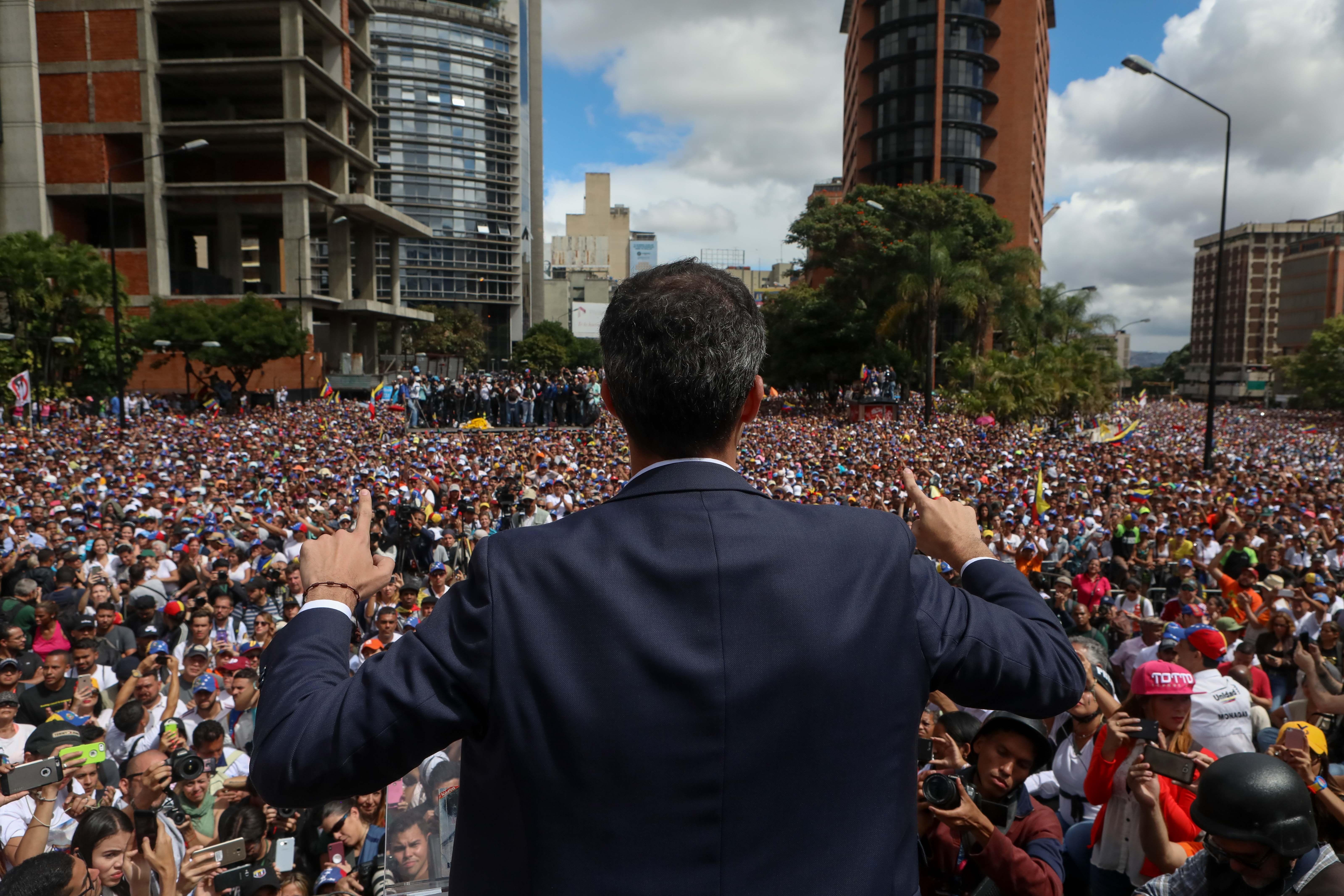 El presidente del Parlamento venezolano, Juan Guaidó (c), saludaba el miércoles a manifestantes tras anunciar que asume las competencias del Ejecutivo, en Caracas (Venezuela). (Foto Prensa Libre: EFE)