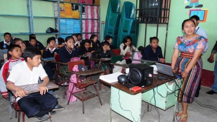 El  horario de clases podría modificarse por el Ministerio de Educación. (Foto Prensa Libre: Hemeroteca PL)