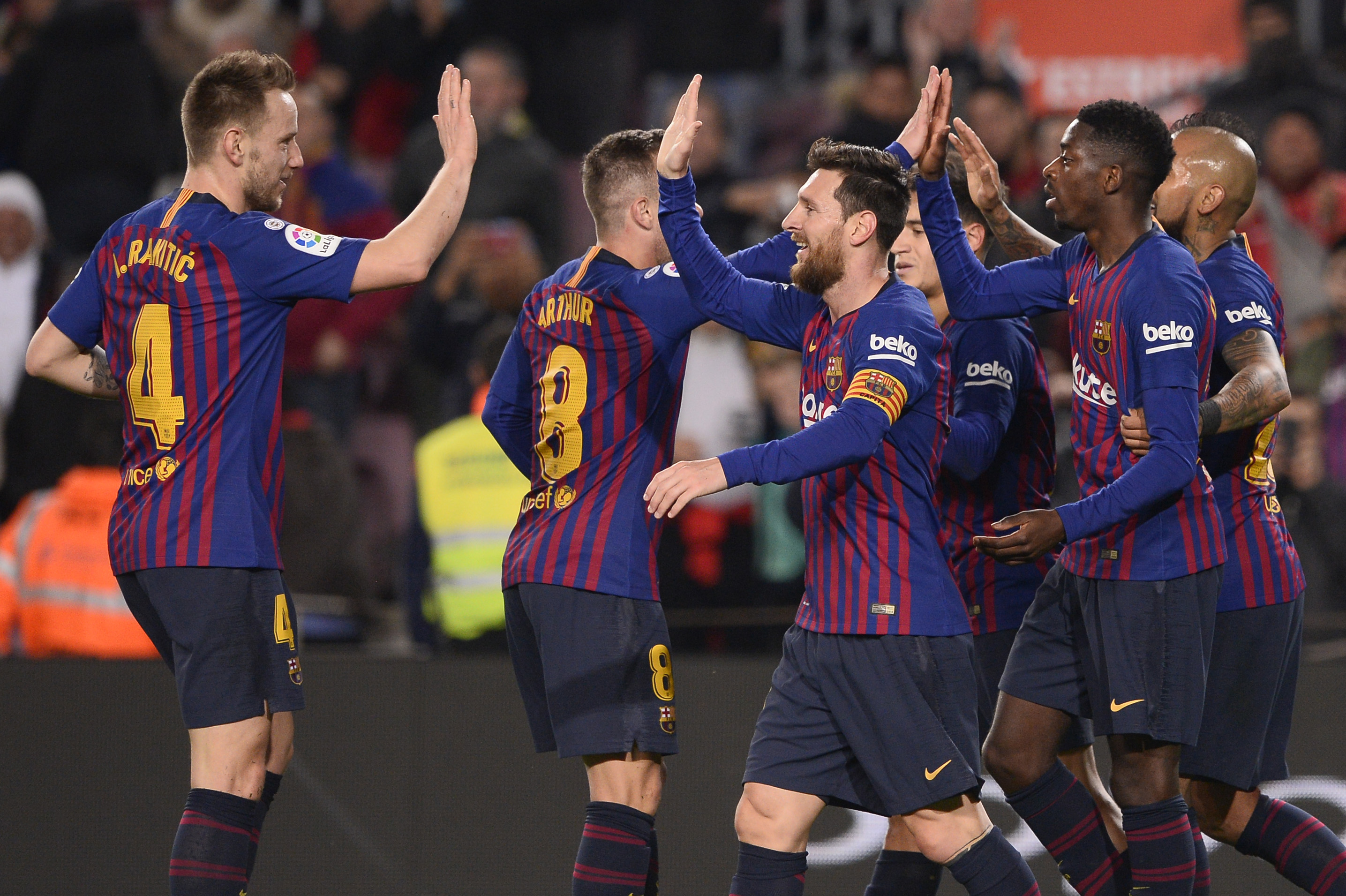 Los jugadores del Barcelona festejaron frente a su afición. (Foto Prensa Libre: AFP)