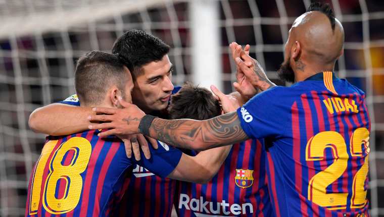 Los jugadores del Barcelona hicieron una fiesta en el Camp Nou. (Foto Prensa Libre: AFP)