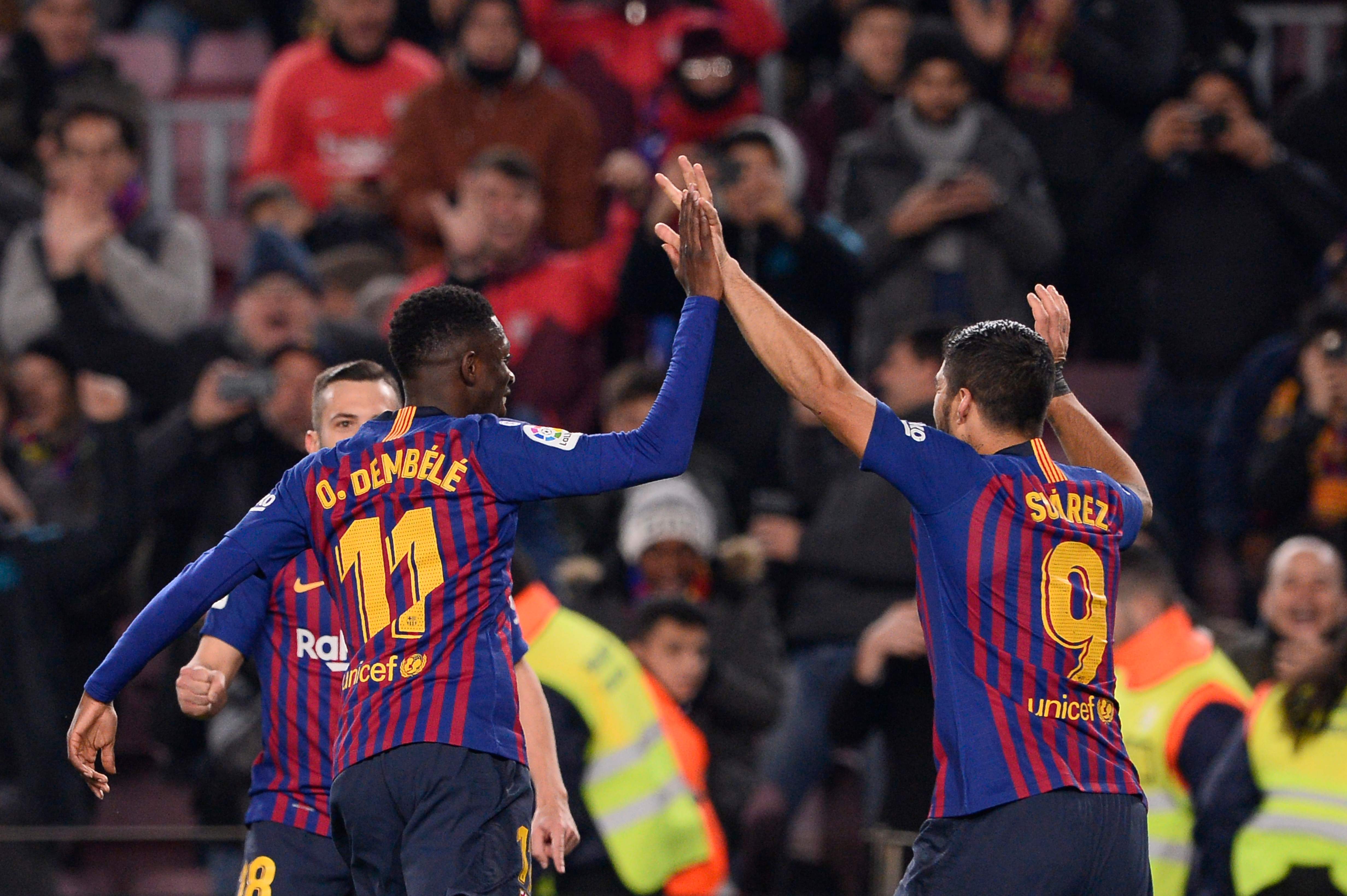 Ousmane Dembélé y Luis Suárez festejan el primer gol del Barcelona. (Foto Prensa Libre: AFP)