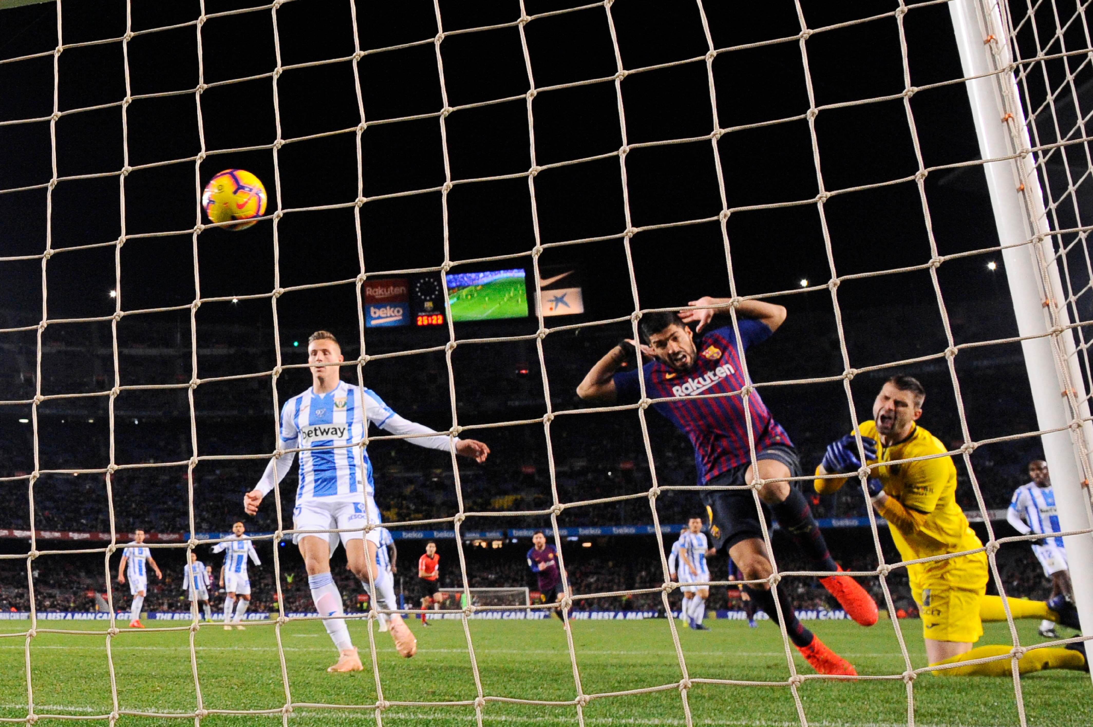 Luis Suárez anota el segundo gol del Barcelona. (Foto Prensa Libre: AFP)
