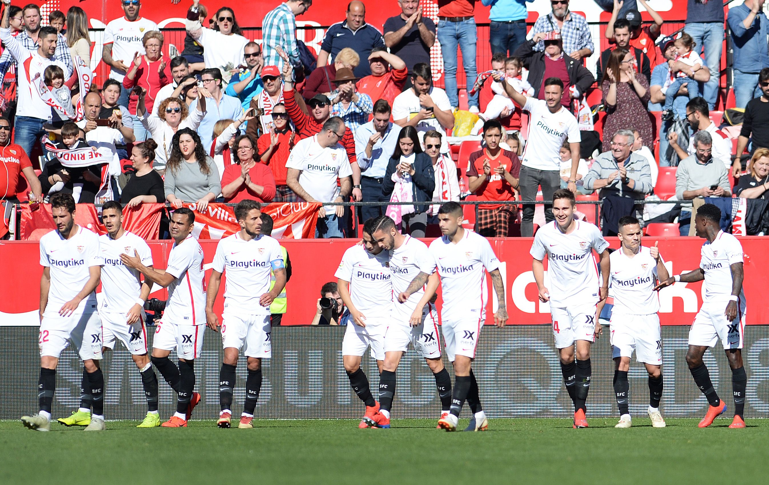 Los jugadores del Sevilla tuvieron un partido soñado. (Foto Prensa Libre: AFP)