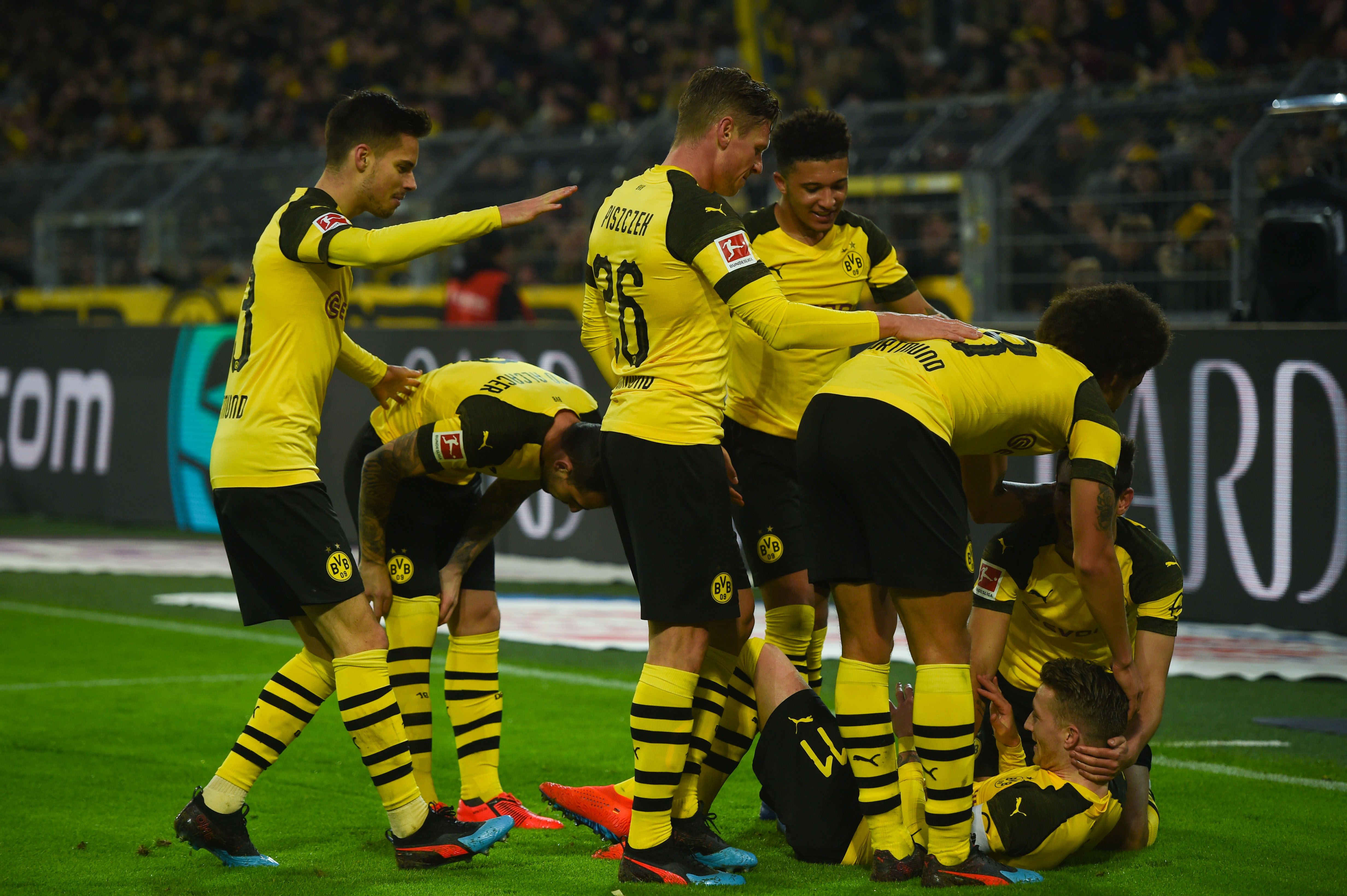 Los jugadores del Borussia Dortmund festejan contra el Hannover 96. (Foto Prensa Libre: AFP)
