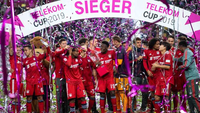 Así festejaron los jugadores del Bayern, al final del partido. (Foto Prensa Libre: AFP)