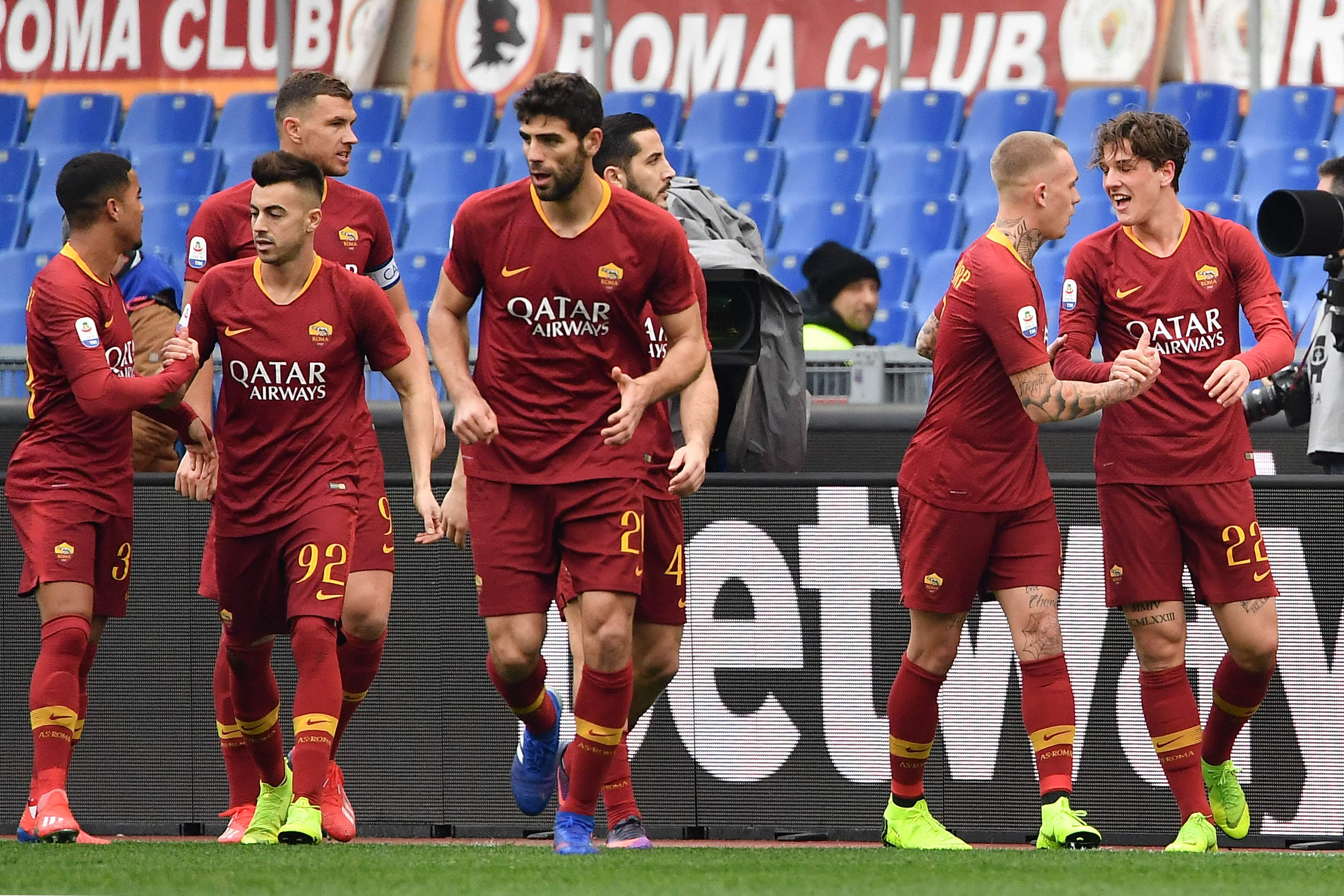 Los jugadores de la Roma festejan en el partido de este sábado. (Foto Prensa Libre: AFP)