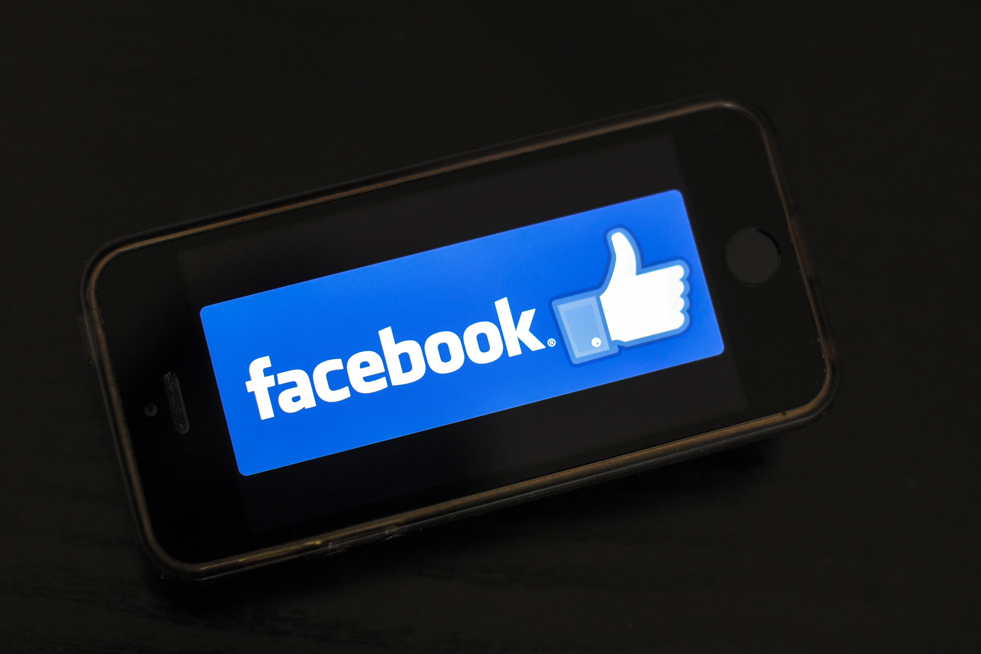 Facebook pagó a usuarios, incluidos adolescentes, para "espiar" sus teléfonos. (Foto Prensa Libre: AFP)