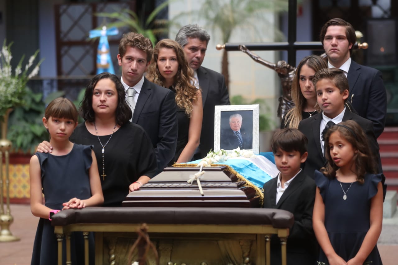 Familiares del exvicepresidente Francisco Reyes López hacen la valla de honor en sus honras fúnebres. (Foto Prensa Libre: Érick Ávila)