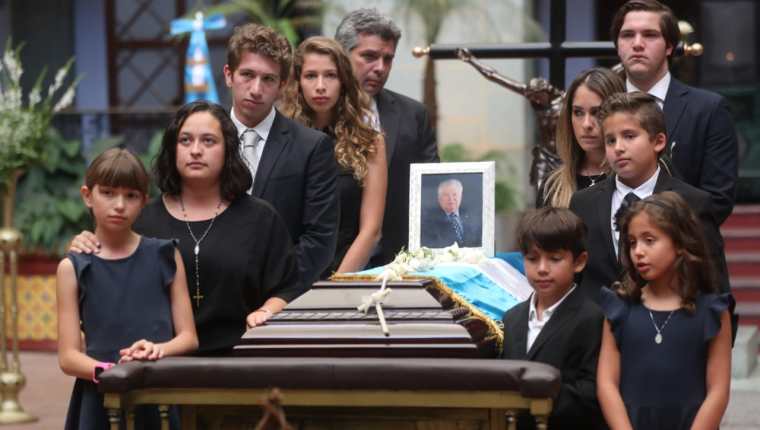 Familiares del exvicepresidente Francisco Reyes López hacen la valla de honor en sus honras fúnebres. (Foto Prensa Libre: Érick Ávila)