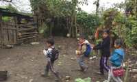 Niños de Yalambojoch, aldea de Nentón, Huehuetenango. Como en la mayoría de aldeas en ese departamento las oportunidades de educación son escasas, lo que sumado a la pobreza y falta de empleo empujan la migración. (Foto Prensa Libre: Hemeroteca PL)