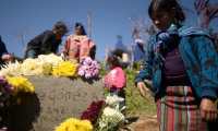 Familiares, vecinos y amigos dan el último adiós a Felipe Gómez este domingo, en una colina de Yalambojoch, Nentón, Huehuetenango. (Foto Prensa Libre: EFE) 