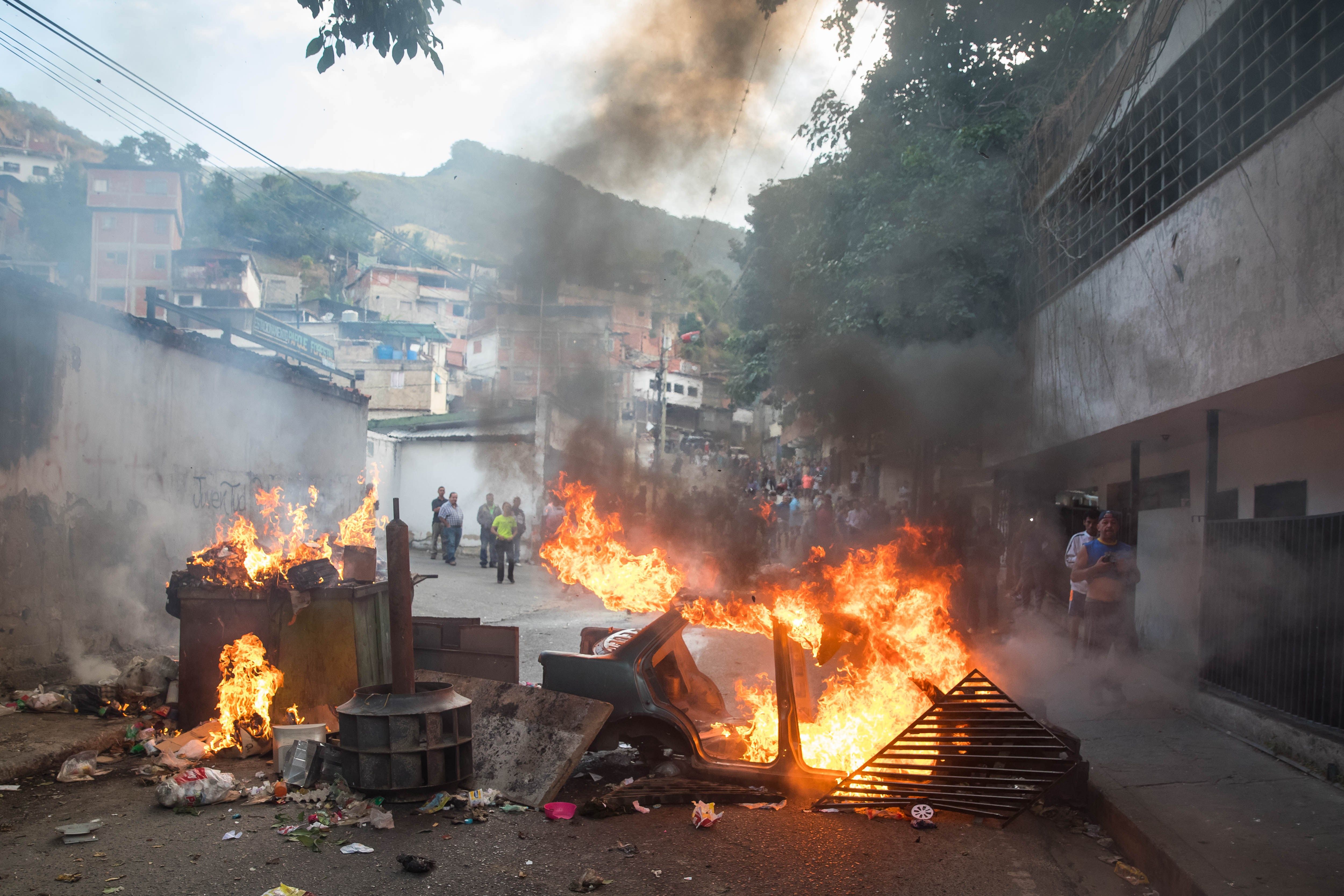 Decenas de protestas se han desencadenado en las últimas horas en varios puntos de Venezuela contra Nicolás Maduro. (Foto Prensa Libre: EFE)