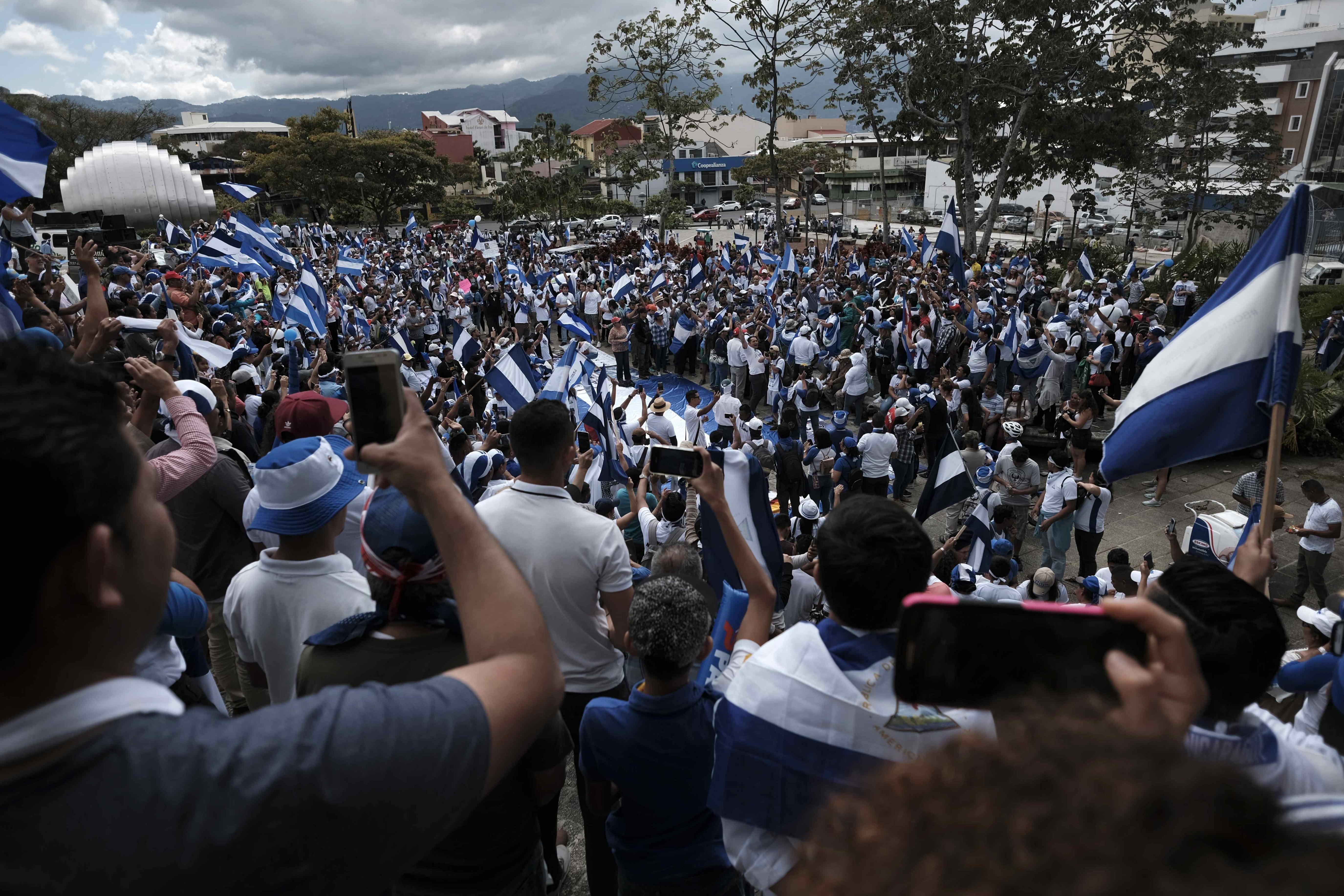Miles de nicaragüenses protestaron el domingo, en San José (Costa Rica) contra el Gobierno de Daniel Ortega. Foto Prensa Libre: EFE