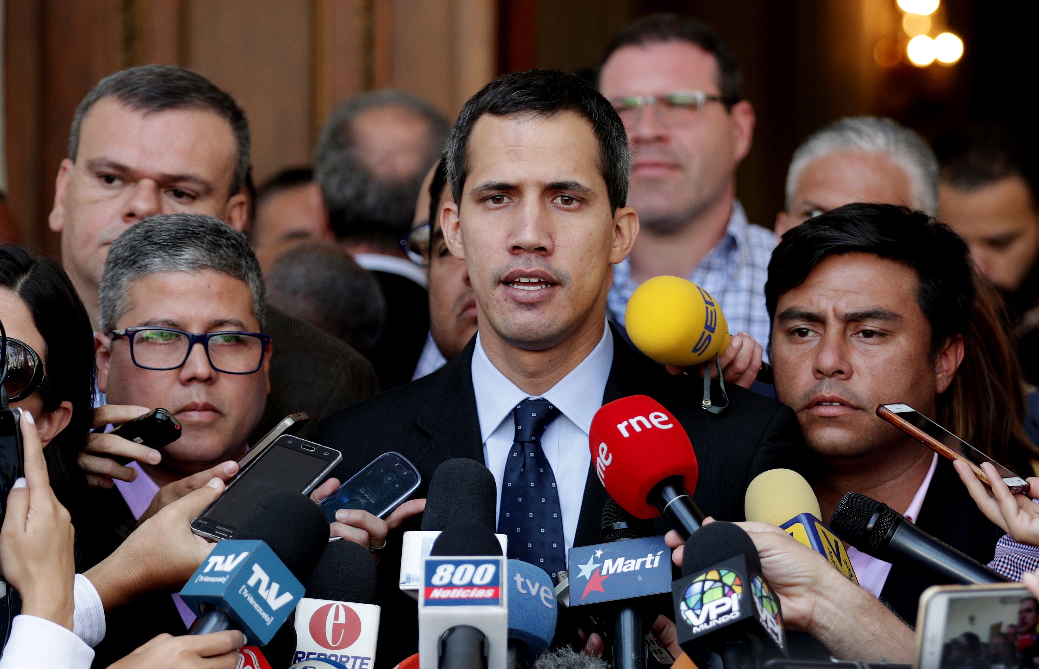 El presidente de la Asamblea Nacional, Juan Guaidó (c), habla con los medios este martes en la sede del Parlamento, en Caracas, Venezuela. (Foto Prensa Libre: EFE)