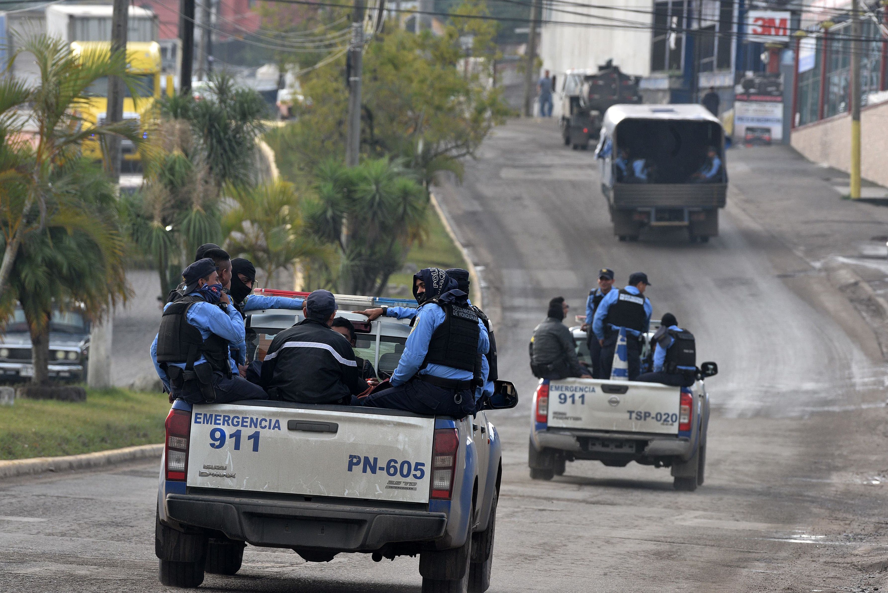 Fuerzas de seguridad hondureñas patrullan en Santa Rosa de Copan, oeste, que conecta con El Poy,  punto fronterizo  con El Salvador, donde pasa la segunda caravana de migrantes. (Foto Prensa Libre: AFP)