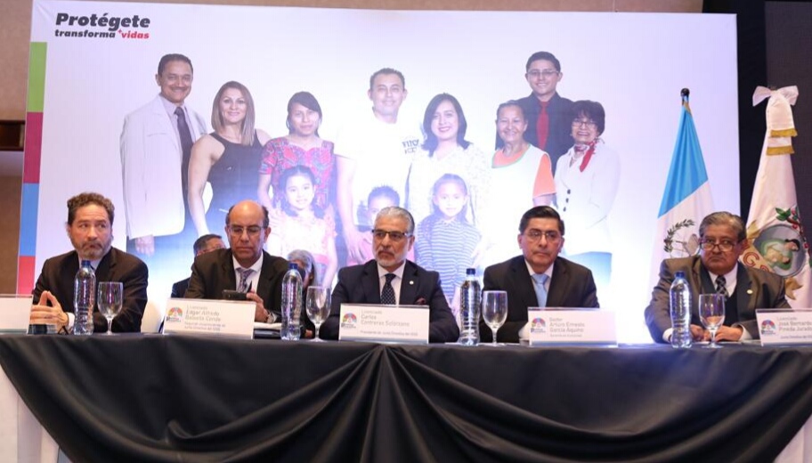 Los integrantes de la Junta Directiva del IGSS presentaron la política en un evento realizado en un hotel capitalino. (Foto Prensa Libre: Urias Gamarro)