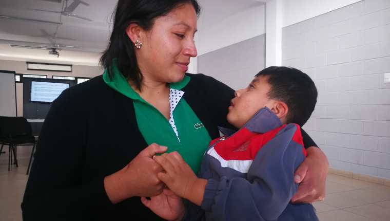 Lorena Chacat junto a su hijo Andy, quien recibe atención en el Instituto Neurológico de Guatemala. (Foto Prensa Libre: Oscar Fernando García).