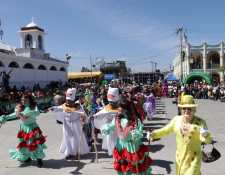 Vecinos de El Tejar, Chimaltenango, observan una presentación del baile de las Internacionales Abuelitas de El Tejar. (Foto Prensa Libre: Cortesía Víctor Chamalé)
