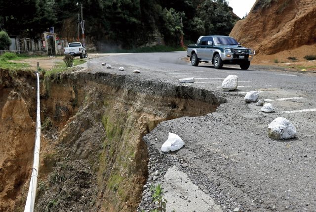 La mayoría de recursos para carreteras ha sido gastado por emergencias y mantenimiento. (Foto Prensa Libre: Hemeroteca)
