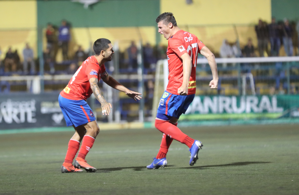 El salvadoreño Jaime Alas (i) celebra su anotación con Orlando Moreira para el triunfo rojo sobre Petapa. (Foto Prensa Libre: Edwin Fajardo)