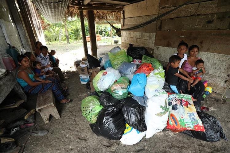 Desde el rancho en que viven, Claudia, sus tres pequeños y sus suegros agradecieron la generosidad de los guatemaltecos. (Foto Prensa Libre: Esbin García)