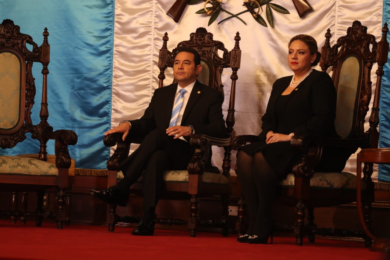 El presidente Jimmy Morales, junto a la ministra de Relaciones Exteriores, Sandra Jovel, recibieron cartas credenciales de ocho embajadores. (Foto Prensa Libre: Óscar Rivas)