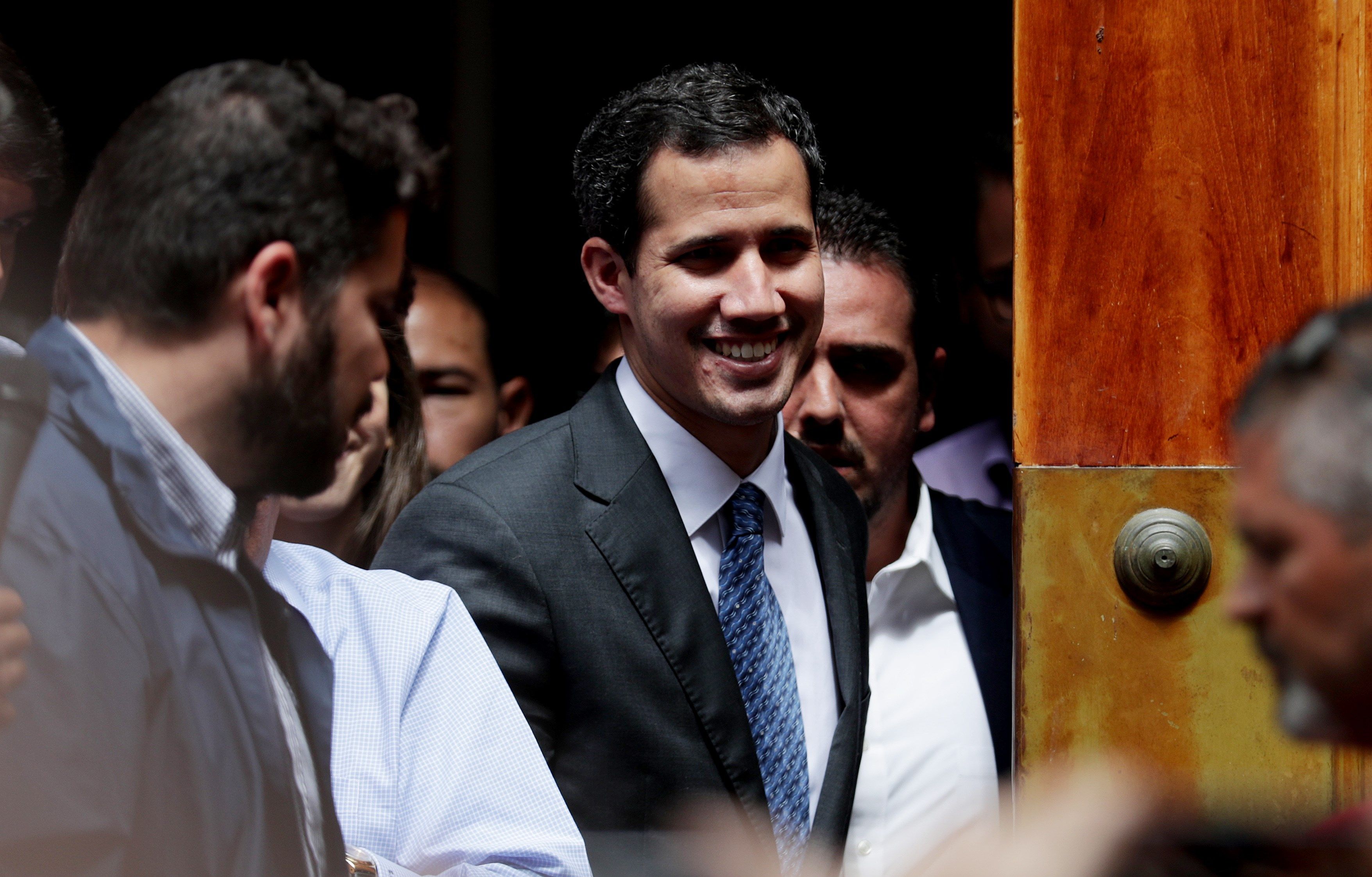 Si en ocho días no se convoca a elecciones,  Juan Guaidó sería reconocido como presidente de Venezuela. (Foto Prensa Libre: EFE)