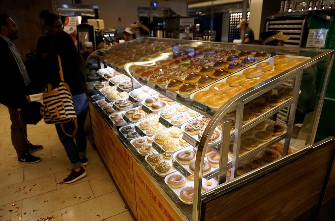La tercera tienda Krispy Kreme se ubica en el primer nivel del Centro Comercial Arkadia, en Zona 10. (Foto Prensa Libre: Cortesía)