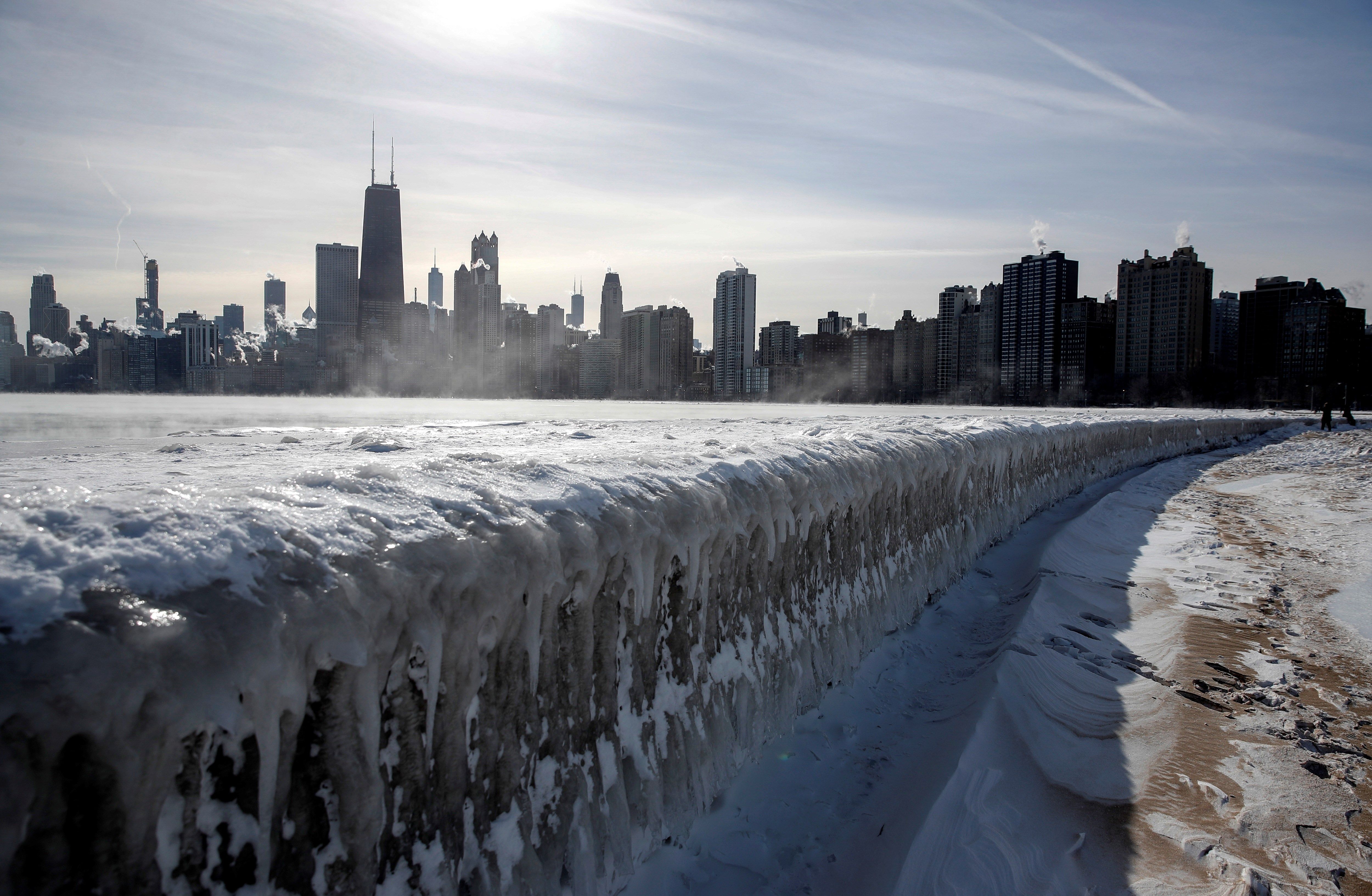 El vapor se eleva desde los edificios de la ciudad y el lago Michigan este jueves, en Chicago, EE. UU.