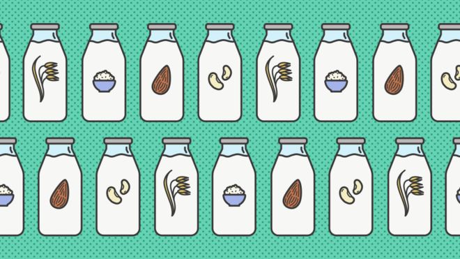 Según un estudio de la universidad de Oxford, producir un vaso de leche con lactosa genera casi tres veces más emisiones de gases con efecto invernadero que las leches de origen vegetal. (Foto Prensa Libre: BBC)