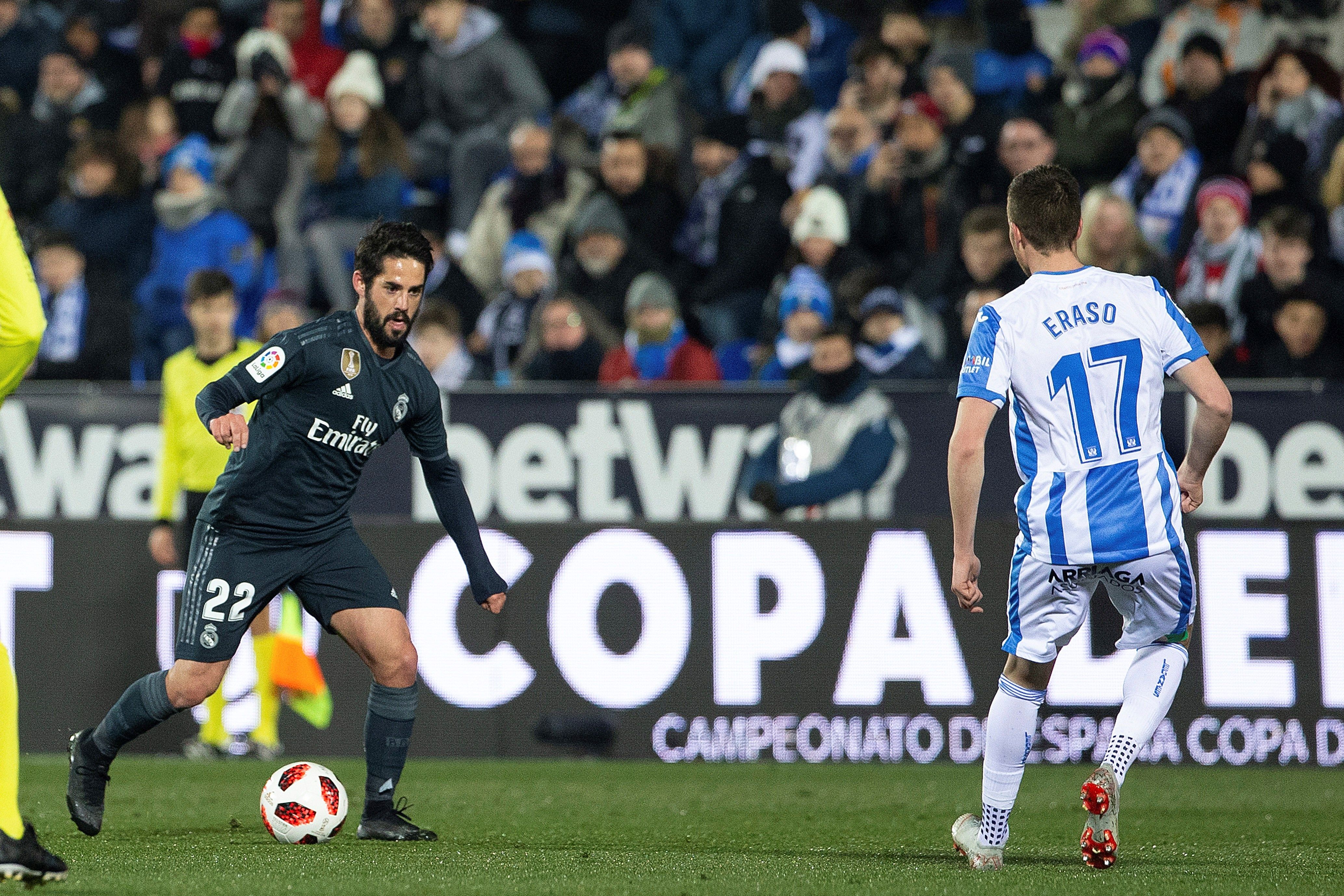 El centrocampista del Real Madrid Francisco Alarcon "Isco" (i) controla el balón frente a Javier Eraso, del CD Leganés, durante el partido de vuelta de octavos de final de la Copa del Rey. (Foto Prensa Libre: EFE)