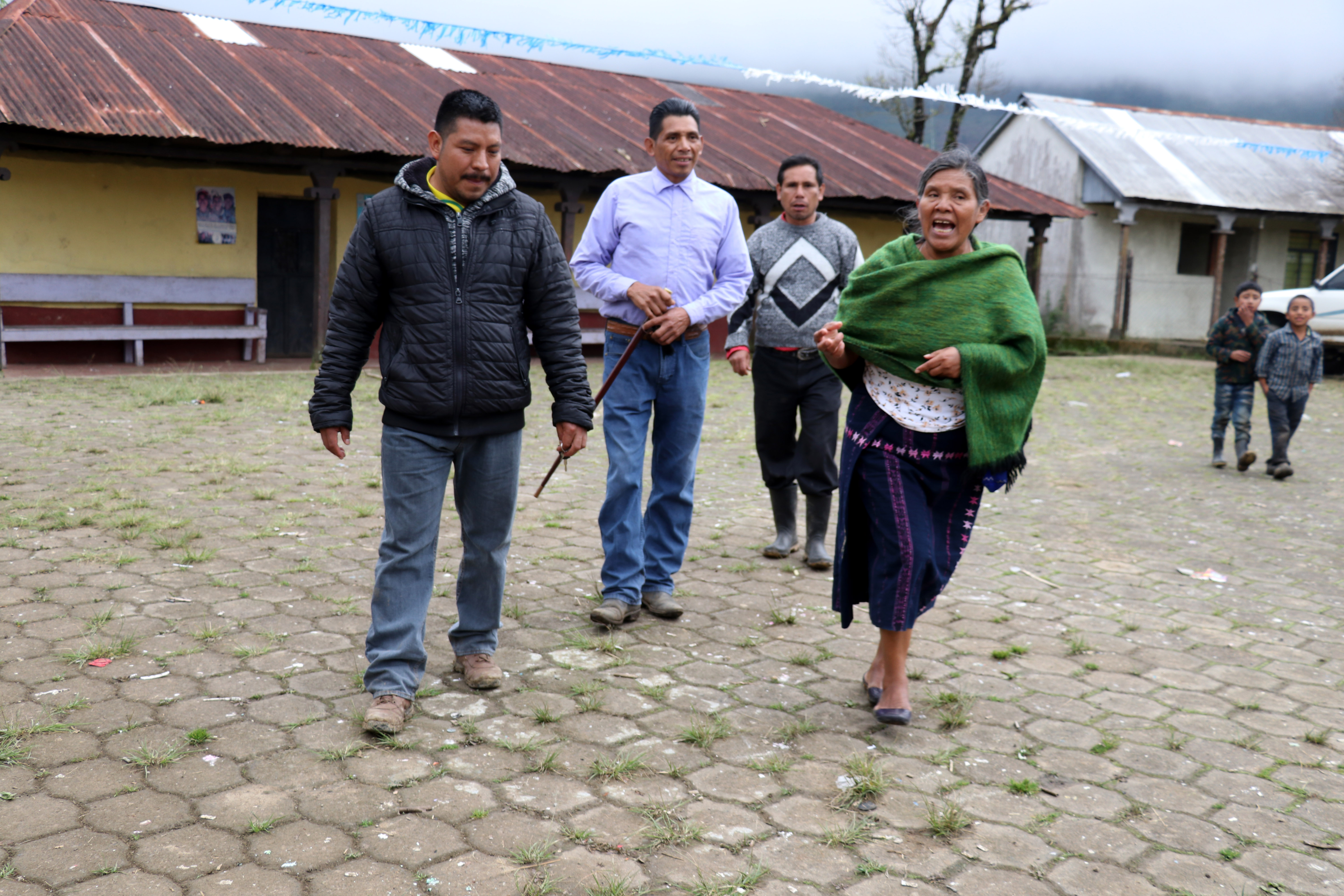 El maestro Felipe Gómez Domingo -con chumpa negra- narra la situación de la educación en la comunidad Yalambojoch, Nentón, Huehuetenango. (Foto Prensa Libre: Mike Castillo). 