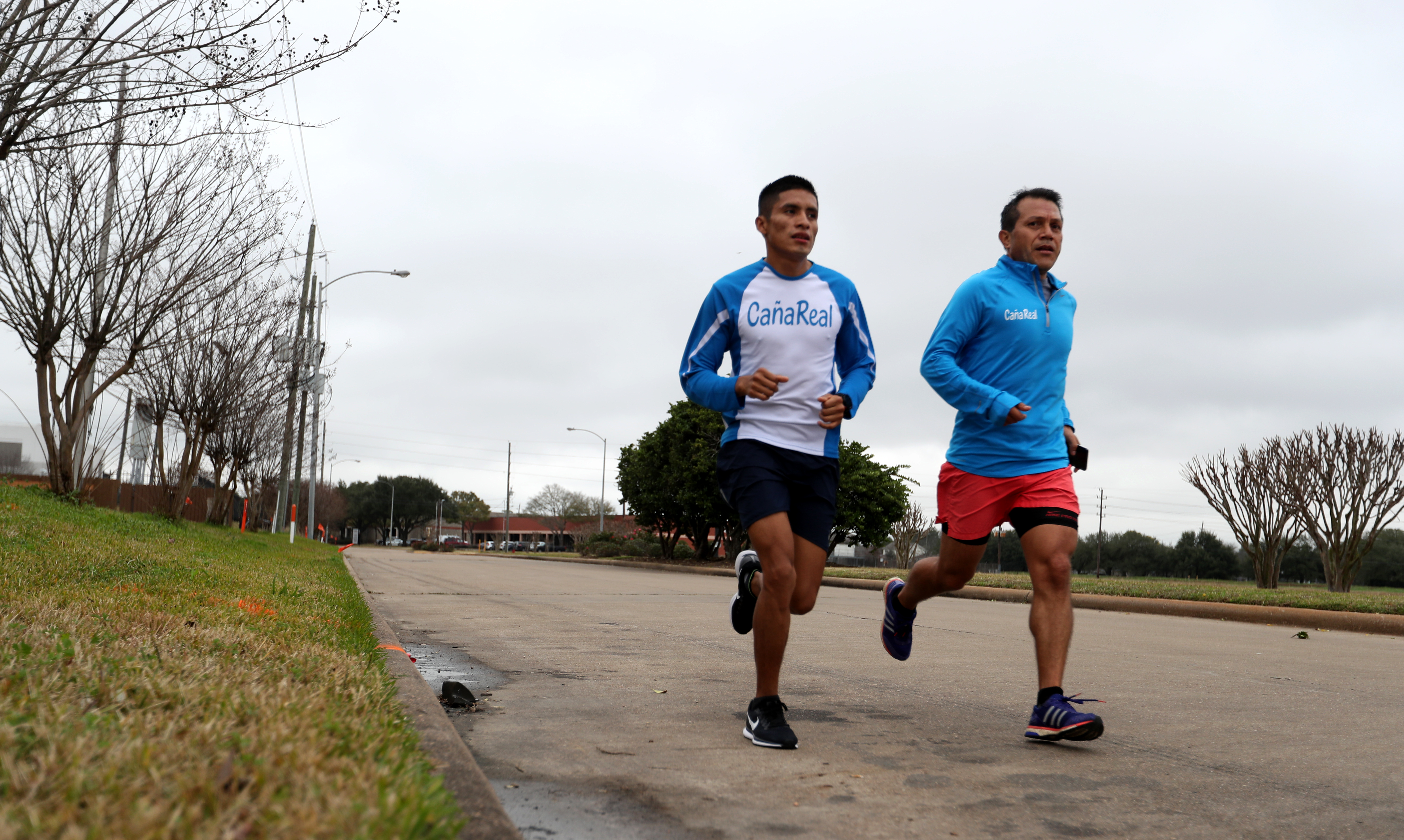 Mario Pacay realiza un entrenamiento en Houston, Texas, acompañado de su entrenador Carlos Trejo. (Foto Prensa Libre: Francisco Sánchez).