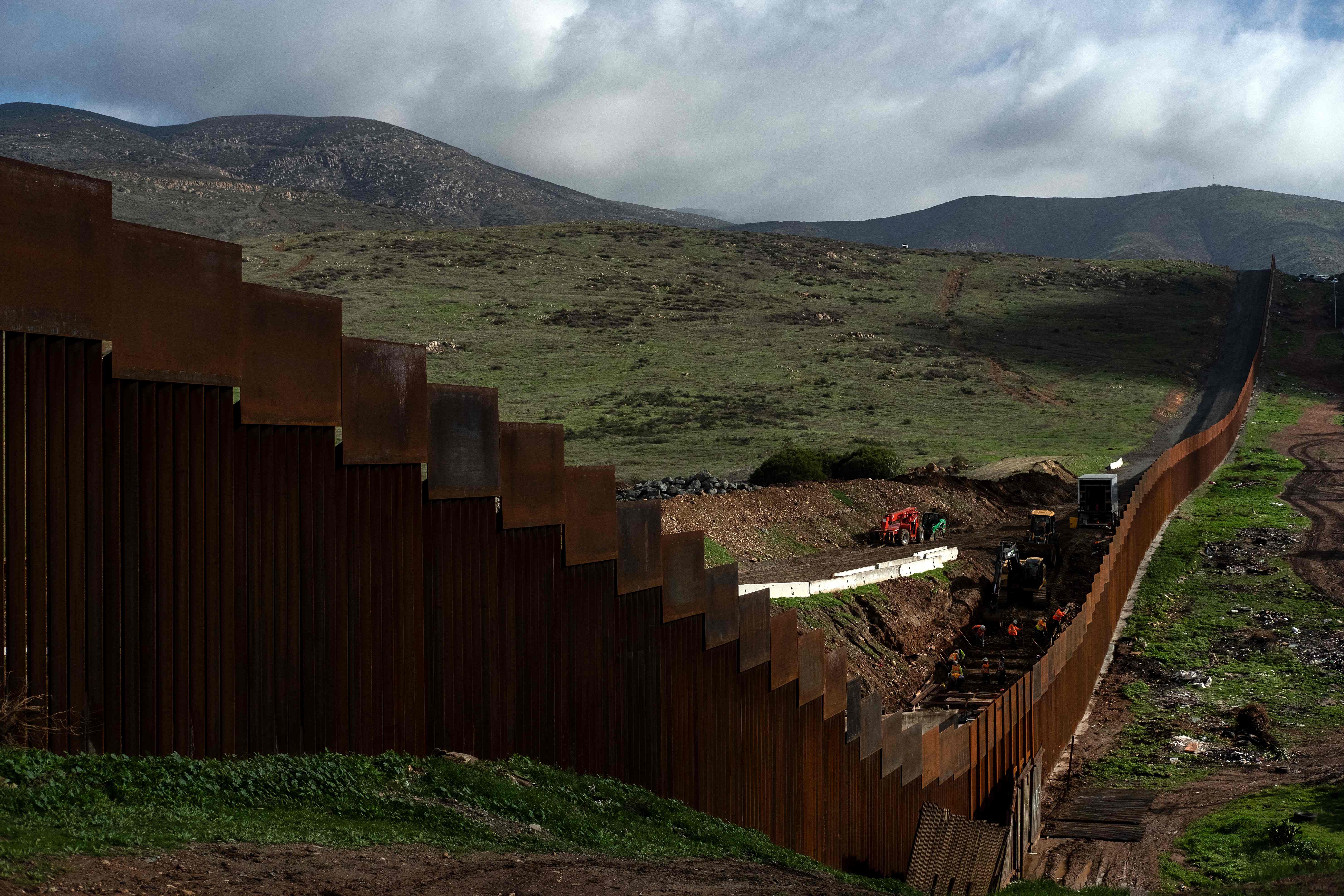 El gran parte de la frontera ya existe una barrera; sin embargo, la migración ilegal no se ha detenido. (Foto Prensa Libre: AFP)