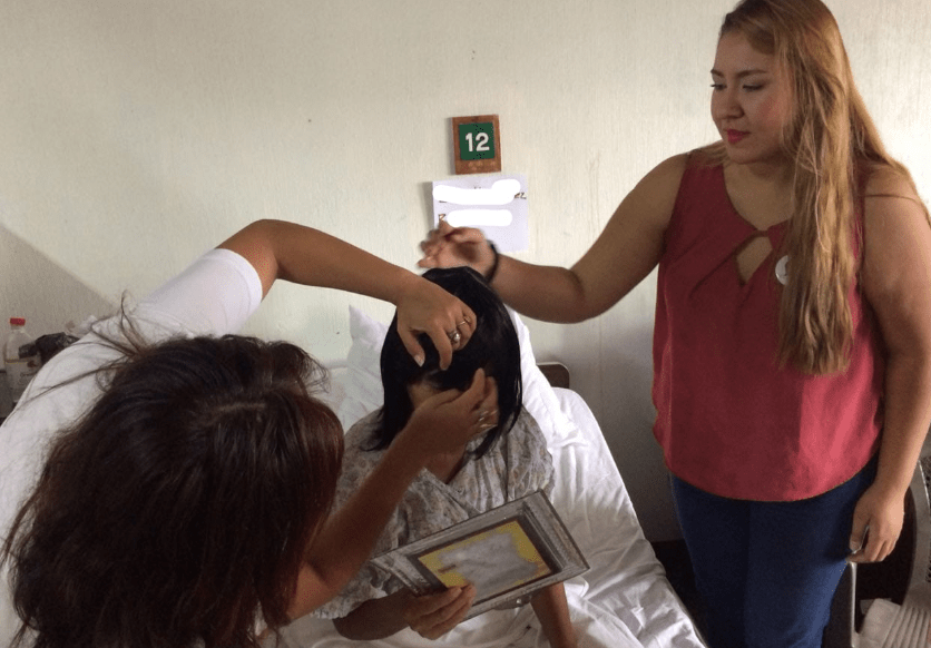Cabello por Sonrisas ha beneficiado con peluca a muchas pacientes que padecen cáncer. (Foto Prensa Libre: Cortesía Cabello por Sonrisas).