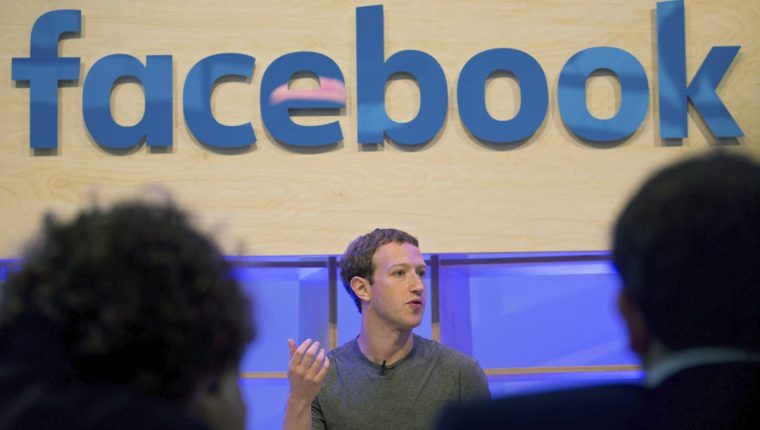 El fundador de Facebook, Mark Zuckerberg, desea hacer cambios en las aplicaciones de mensajería más populares. (Foto Prensa Libre: EFE)