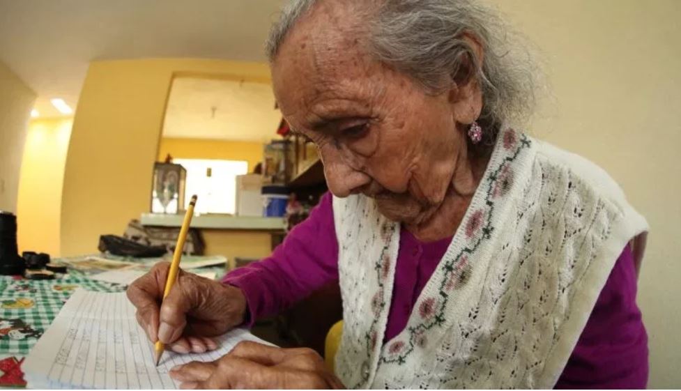 Matilde Colindres Flores, de 105 años, aprendió a leer y escribir a pesar de su avanzada edad. (Foto Prensa Libre: Hemeroteca)